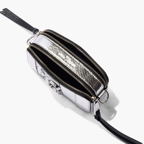 BNWT Marc Jacobs The Snapshot Metallic Striped Crossbody Bag in Silver - Picture 3 of 12